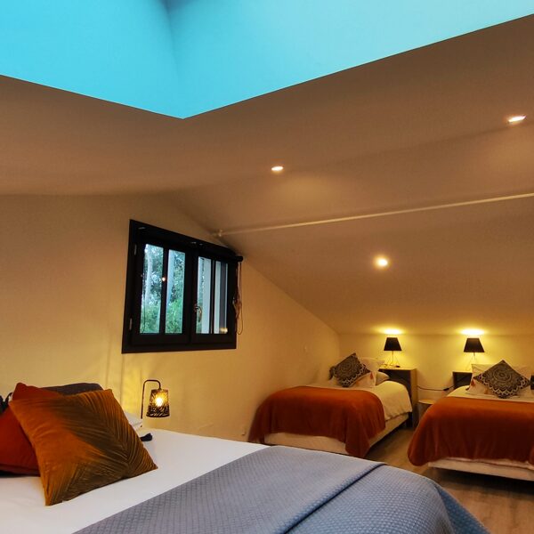 Chambre N°3. Située à l'étage, climatisation. (un lit double, et deux lits simples) 