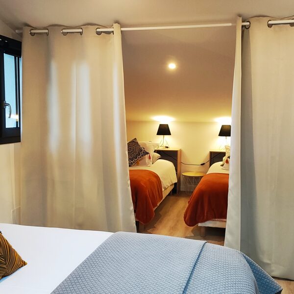 Chambre N°3. Située à l'étage, climatisation. (un lit double, et deux lits simples)