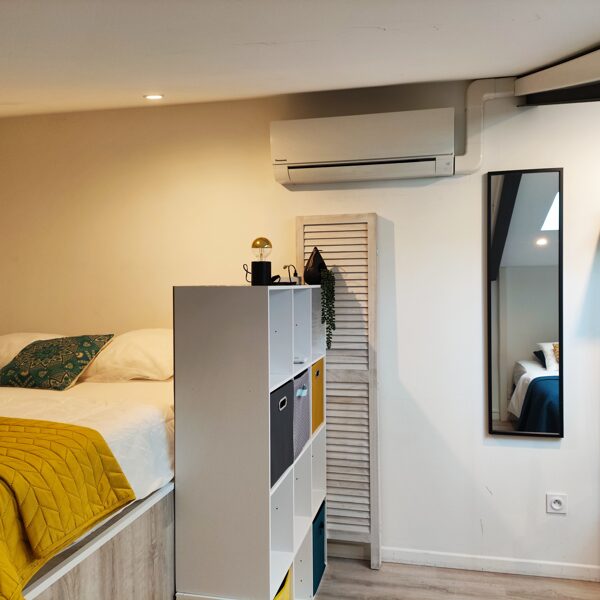 Chambre N°4. Située à l'étage, climatisation. (Deux lits doubles)