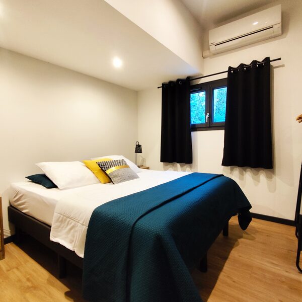 Chambre N°1. Située au rez-de-chaussée, climatisation. (Un lit double)