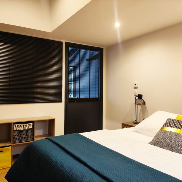 Chambre N°1. Située au rez-de-chaussée, climatisation. (Un lit double)