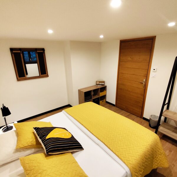 Chambre N°2. Située au rez-de-chaussée, climatisation. (Un lit double)