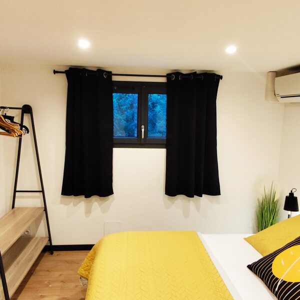 Chambre N°2. Située au rez-de-chaussée, climatisation. (Un lit double)