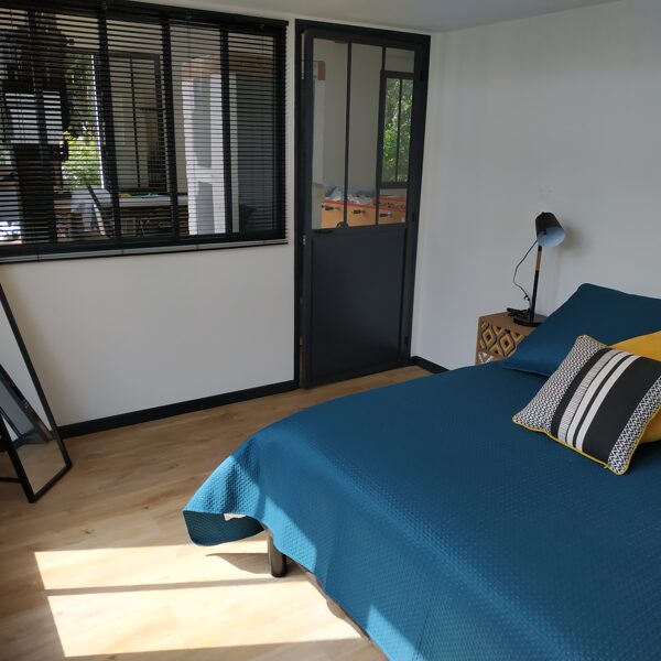 Chambre N°1. Située au rez-de-chaussée, climatisation. (Un lit double)