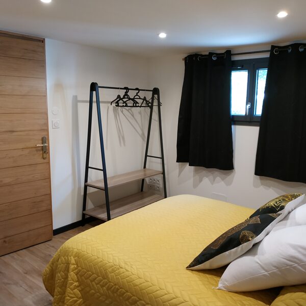 Chambre N°2. Située au rez-de-chaussée, climatisation. (Un lit double)