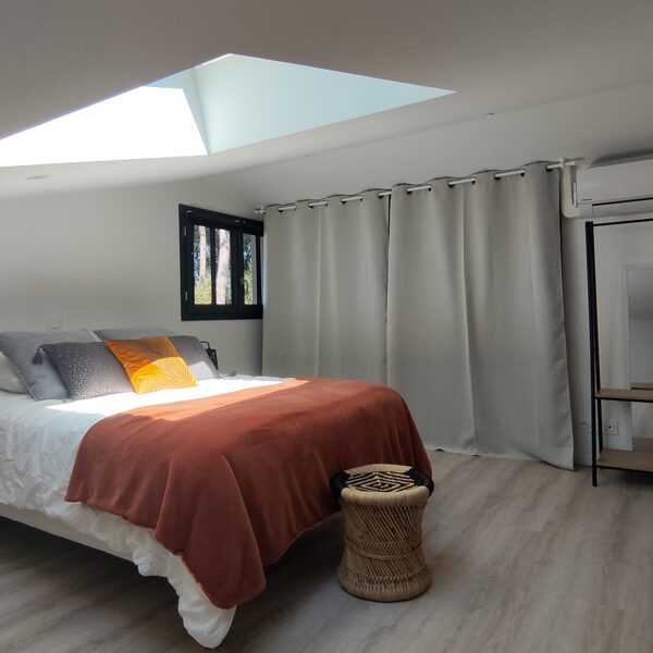 Chambre N°3. Située à l'étage, climatisation. (un lit double, et deux lits simples)