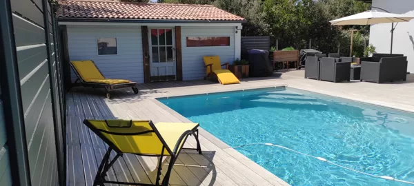 piscine 7X4 chauffée de mi-avril à septembre