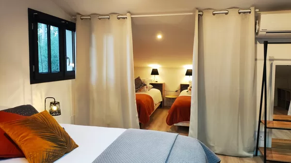 Chambre N°3. Située à l'étage, climatisation. (un lit double, et deux lits simples)