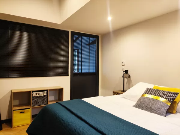 Chambre N°1. Située au rez-de-chaussée, climatisation. (Un lit double)