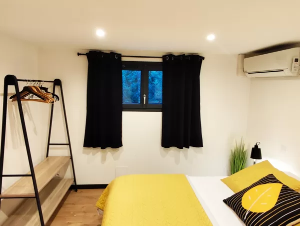 Chambre N°2. Située au rez-de-chaussée, climatisation. (Un lit double)