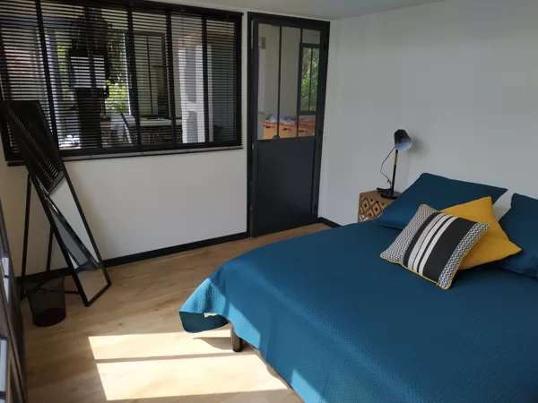 Chambre N°1. Située au rez-de-chaussée, climatisation. (Un lit double)