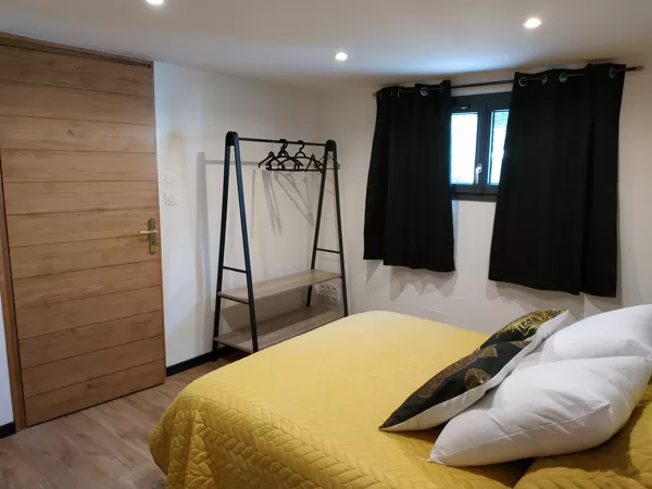 Chambre N°2. Située au rez-de-chaussée, climatisation. (Un lit double)
