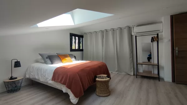 Chambre N°3. Située à l'étage, climatisation. (un lit double, et deux lits simples)